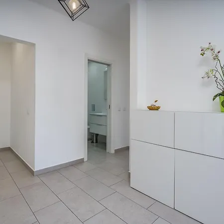 Modern In The Heart Of #1942 * Lagos