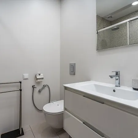 Modern In The Heart Of #1942 لاغوس