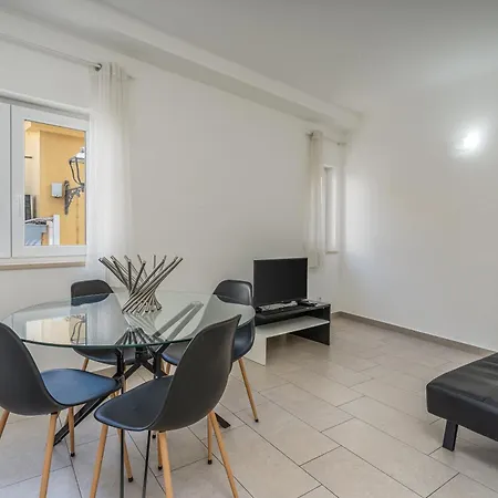 Modern In The Heart Of #1942 لاغوس